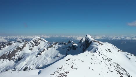 Lufttransportwagen-Im-Flug-über-Den-Schneebedeckten-Gipfel-Des-Piltriquitron-Hügels,-Berge-Im-Hintergrund,-El-Bolsón,-Patagonien,-Argentinien