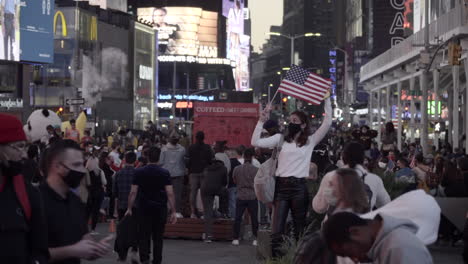 Mädchen-Hält-Amerikanische-Flagge-Mit-Menschenmenge-Am-Times-Square-Während-Der-Präsidentschaftswahl-In-New-York-City,-USA