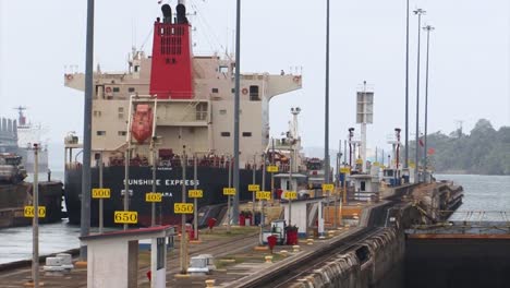 Tanker-Für-Ölprodukte-Fährt-Durch-Die-Gatun-Schleusen-Am-Panamakanal