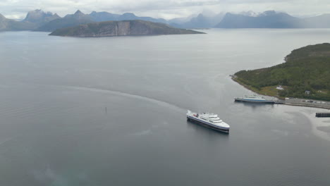 Ferry-Cruzando-El-Fiordo-Occidental-Desde-Bognes-Hasta-Lodingen-En-Noruega