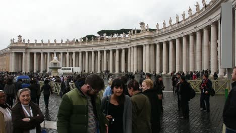 Turistas-Que-Visitan-La-Plaza-De-San-Pedro,-Ciudad-Del-Vaticano