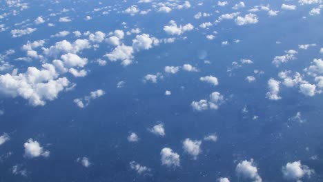 Weiße-Kleine-Kumuluswolken-über-Dem-Blauen-Atlantik-Von-Oben