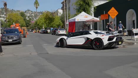 Lamborghini-Blanco,-Negro-Y-Rojo-Saliendo-De-Melrose-Place-En-West-Hollywood,-California