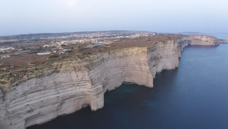 Stadt-Auf-Hohen-Klippen-Der-Insel-Gozo,-Malta,-Luftaufnahme