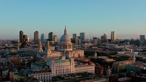 Wunderschöne-Filmische,-Rotierende-Drohnenaufnahme-Der-St.-Pauls-Cathedral-In-London-Bis-Hin-Zu-Modernen-Wolkenkratzern-Bei-Sonnenaufgang