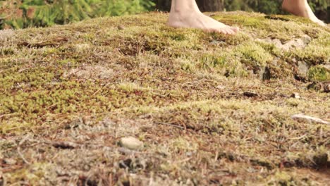 Die-Nackten-Füße-Eines-Jungen-Menschen-Tanzen-Oder-Machen-Yoga-Auf-Dem-Moosigen-Waldboden