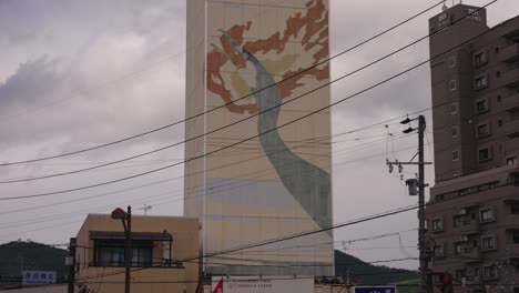 Kormoran-Wandbild-Auf-Einem-Gebäude,-Das-Das-Ukai-Festival-Entlang-Nagaragawa-Darstellt