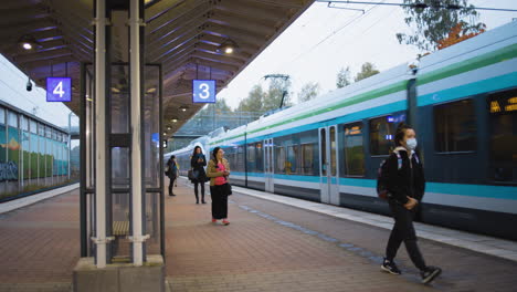 Halten-Sie-Beim-Betreten-Des-Zuges-Am-Bahnhof-Abstand-Von-Den-Fahrgästen