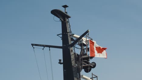 Nahaufnahme-Der-Kanadischen-Flagge-Auf-Dem-Mast-Einer-Fähre-In-Kanada