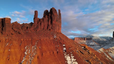 Sunset-aerial-panning-shot-of-sandstone-towers-near-Moab,-Utah,-in-wintertime