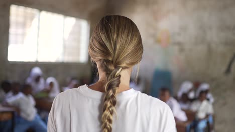 Nicht-Erkennbares-Weißes-Kaukasisches-Blondes-Mädchen,-Das-Als-Freiwillige-In-Einer-Afrikanischen-Schule-Mit-Kleinen-Kindern-Unterrichtet