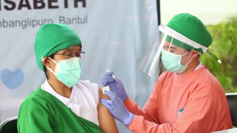 Yogyakarta,-Indonesien---15.-Feb-2021:-Gesundheitspersonal-In-Einem-Krankenhaus-Wird-Der-Corona-virus-impfstoff-Injiziert