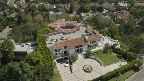 Flight-around-a-large-mansion-on-Mulholland-Drive-in-Beverly-Hills-California