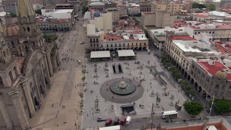 Gente-Caminando-En-La-Plaza-Adyacente-A-La-Catedral-De-Guadalajara-En-Jalisco,-México