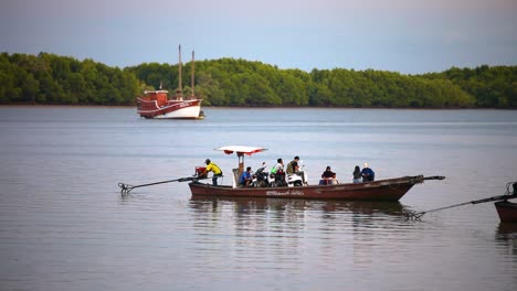 Einheimische-Auf-Einem-Longtail-Boot-Auf-Dem-Fluss-Pak-Nam-In-Krabi,-Thailand