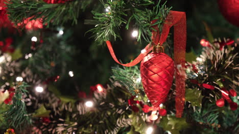 Arbol-De-Navidad-Pino-Rojo-Decoracion-Con-Luces