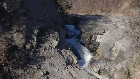 Kleiner-Wasserfall,-In-Felsiger-Natur,-Sonniger-Herbsttag,-Lepsa,-Rumänien---Statische-Ansicht