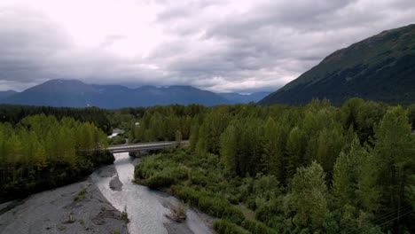 Fluss-In-Der-Nähe-Von-Girdwood-Alaska-Mit-Den-Alaska-Bergen-Im-Hintergrund