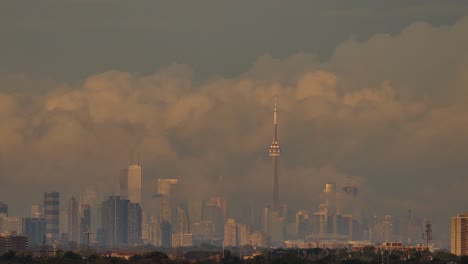 Increíble-Lapso-De-Tiempo-De-Nubes-Y-Niebla-Pasando-Por-La-Ciudad-De-Toronto