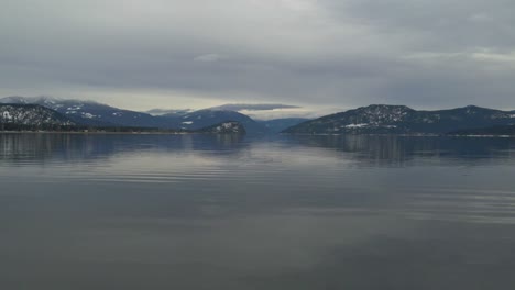 Tranquilo-Y-Agradable-Lago-Shuswap-Cerca-De-Sorrento-En-Colombia-Británica-En-Un-Día-Nublado-Con-Las-Altas-Montañas-Rocosas-En-El-Fondo