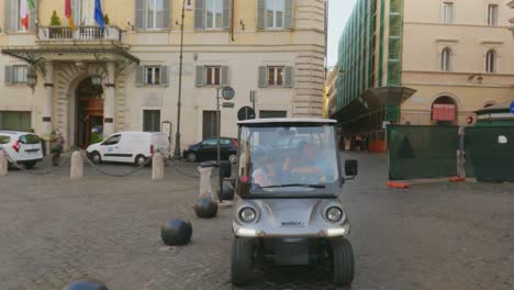 Menschen-Genießen-Eine-Besichtigungstour-Durch-Rom-An-Bord-Eines-Öko-Elektro-Golfwagens-Mit-Fahrer-Und-Reiseführer