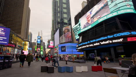 Zeitraffer-Der-Fußgängerzone-Am-Times-Square-Mit-Blick-Auf-Die-Innenstadt-Während-Der-Coronavirus-Krise
