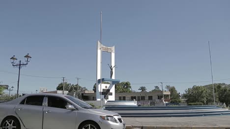 Der-Verkehr-Geht-An-Einem-Sonnigen-Tag-Im-Kreisverkehr-Vor-Dem-Monumento-A-La-Constitución-Vorbei