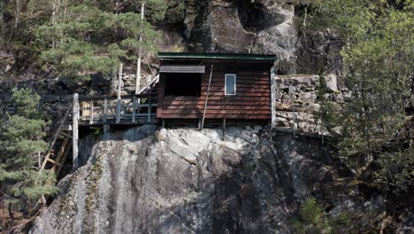 Abgeschiedene-Hütte-Im-Wald-Vikafjorden-Stamnes-Vaksdal-County-Norwegen