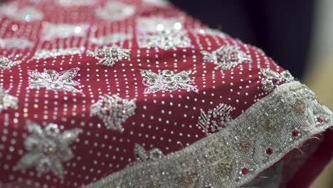 Nahaufnahme-Von-Perlen-Und-Pailletten-Auf-Einem-Handgefertigten-Sari,-Traditionelles-Brautkleid-In-Indien-Und-Pakistan