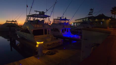 Looping---Zwei-Offshore-Fischerboote-Im-Hafen-Bei-Sonnenuntergang