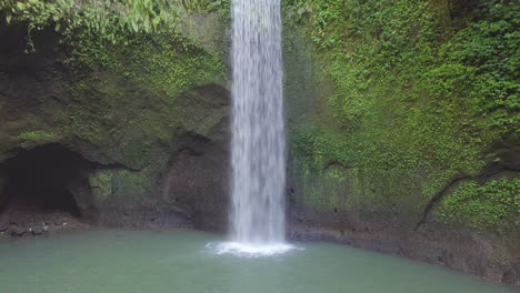 Luftaufnahme-Eines-Wasserfalls-Tief-In-Der-Dschungelwildnis-Von-Bali,-Insel,-Indonesien