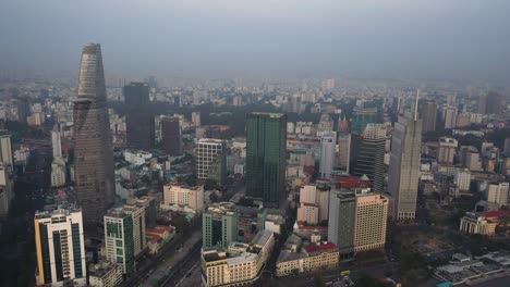 Klassische-Skyline-Von-Saigon-Oder-Ho-Chi-Minh-Stadt,-Blick-Auf-Vietnam-Zur-Goldenen-Morgenstunde-Mit-Ikonischen-Gebäuden-Und-Flussufer