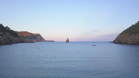 Luftaufnahme-Des-Berühmten-Ibiza-Felsens-Benirrás-Bei-Einem-Wunderschönen,-Ruhigen-Sonnenaufgang-In-4K-Prores
