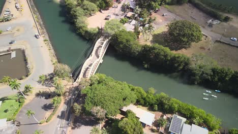 Drohnen-Luftschwenkansicht-Der-Haleiwa-Brücke-Auf-Oahu-Hawaii