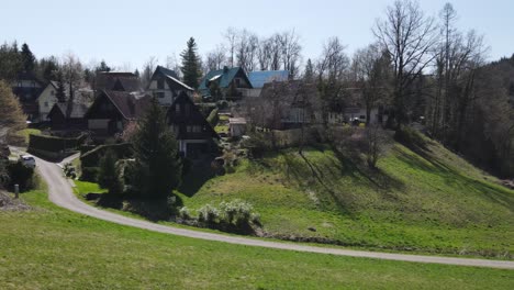 Eine-Luftaufnahme-Eines-Malerischen-Dorfes-Auf-Einem-Grünen-Hügel-Mit-Traditioneller-Alpenarchitektur-In-Kroatien