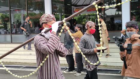 Patrimonio-Cultural,-Reliquias-De-Desfile-De-Carnaval,-En-Forma-De-Lanzas-Y-Kris-De-Antepasados,-Batang,-Indonesia,-5-De-Marzo-De-2021