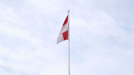 Die-Rot-weiße-Indonesische-Flagge-War-Zerrissen-Und-Wehte-Vor-Dem-Hintergrund-Des-Strahlend-Blauen-Himmels-In-Den-Himmel