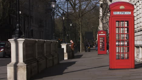 Par-De-Cabinas-Telefónicas-Rojas-De-Londres-En-Great-George-Street-En-Westminster