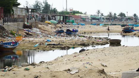 Plastikmüll-Säumt-Die-Ufer-Des-Fischerdorfes-Son-Hai-In-Der-Nähe-Von-Phan-Rang-Vietnam
