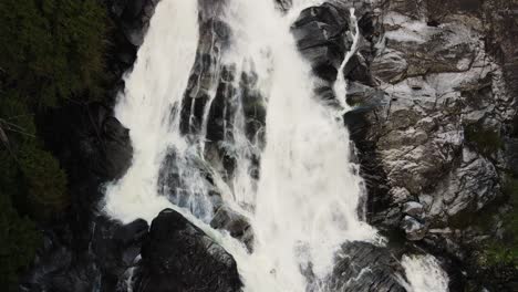 Luftdrohnenaufnahme-Des-Silver-Falls-Wasserfalls-In-Deep-Cove,-Einem-Dorf-In-Vancouver,-Kanada