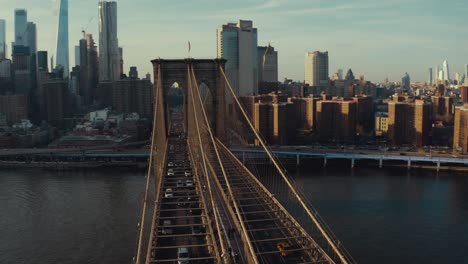 Drohnenaufnahme-Der-Brooklyn-Bridge-In-New-York-Mit-Der-Gesamten-Skyline-Im-Hintergrund