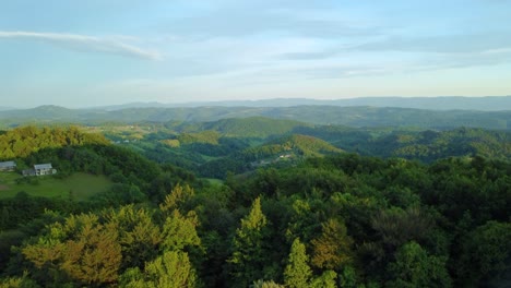Slowenische-Grüne-Landschaft-Mit-Hügeln-Und-Tal-An-Einem-Sonnigen-Morgen
