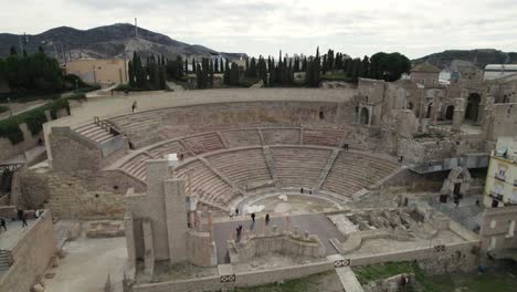 Menschen-Besuchen-Die-Ruinen-Des-Römischen-Theaters-Von-Cartagena,-Wahrzeichen-Der-Antiken-Stadt,-Spanien