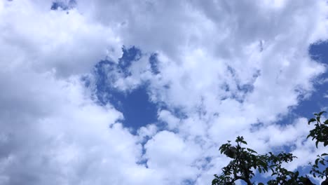 Weiße-Wolken-Und-Blauer-Himmel---Bewölktes-Wetter-Im-Zeitraffer