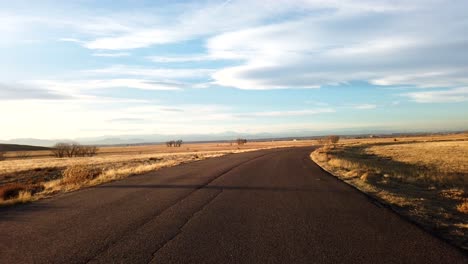Ciclistas-Montando-En-El-Campo-De-Colorado-Durante-Un-Soleado-Día-De-Invierno