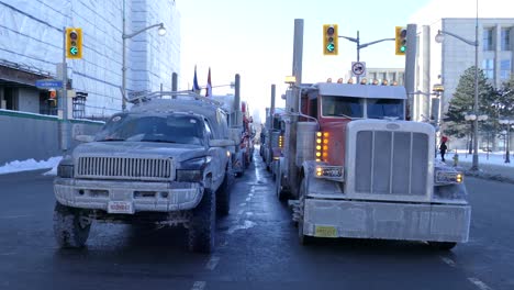 Lastwagen-Blockieren-Straßen-Als-Teil-Des-Freiheitskonvois-In-Ottawa,-Ontario,-Kanada