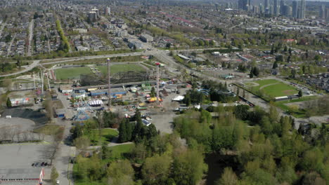 Vista-Aérea-De-Drones-Volando-Hacia-El-Parque-De-Atracciones-Playland-En-Vancouver
