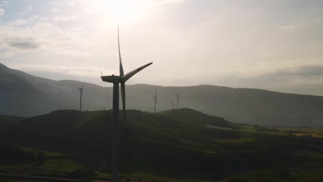 Äolische-Windkraftanlagen-Drehen-Sich-Und-Produzieren-Nachhaltige,-Saubere-Energie