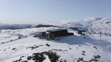 Aufsteigende,-Nach-Unten-Neigende-Luftaufnahme-Des-Skigebiets-Voss-Resort-Am-Berg-Hangurstoppen-–-Klarer,-Sonniger-Tag-Am-Ende-Der-Saison-–-Norwegen