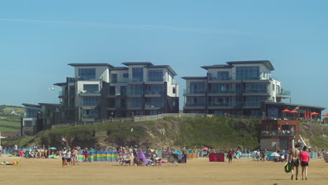 Menschen,-Die-In-Der-Sommerhitze-Am-Perran-Sands-Beach-Mit-Blick-Auf-Die-Dünen-In-Cornwall,-Großbritannien,-Spazieren-Gehen
